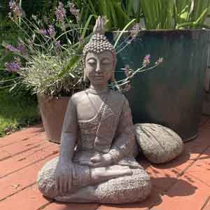 Figura de Buda realizada en piedra sintética. Figura que puede utilizarse en la decoración exterior.
